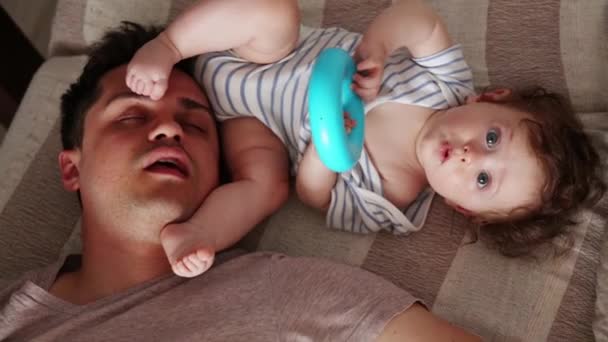 귀여운 스러운 아기와 침대에 아버지 — 비디오