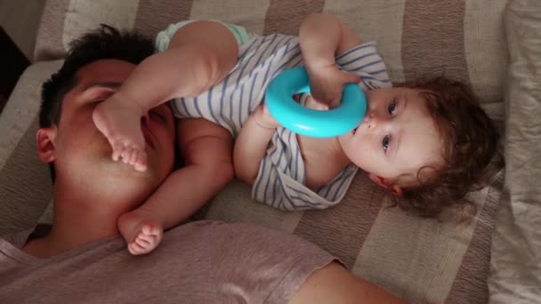 Lindo Adorable Bebé Niño Padre Acostado Cama — Vídeos de Stock