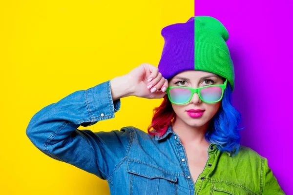 Menina em camisa azul, chapéu roxo e óculos verdes — Fotografia de Stock