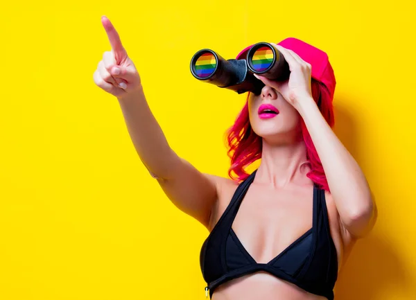 Chica de pelo rosa en bikini con gorra y binoculares — Foto de Stock