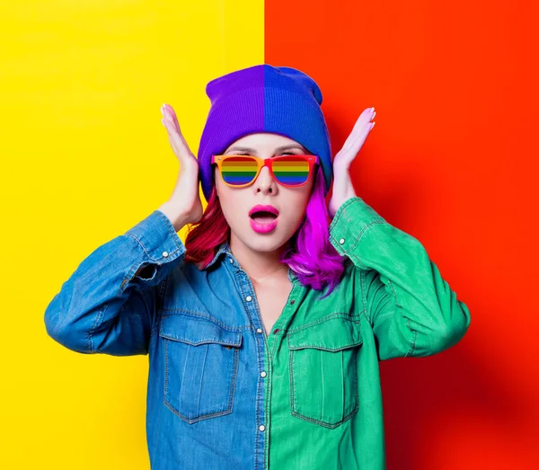 Ragazza in camicia blu, cappello viola e occhiali arcobaleno — Foto Stock