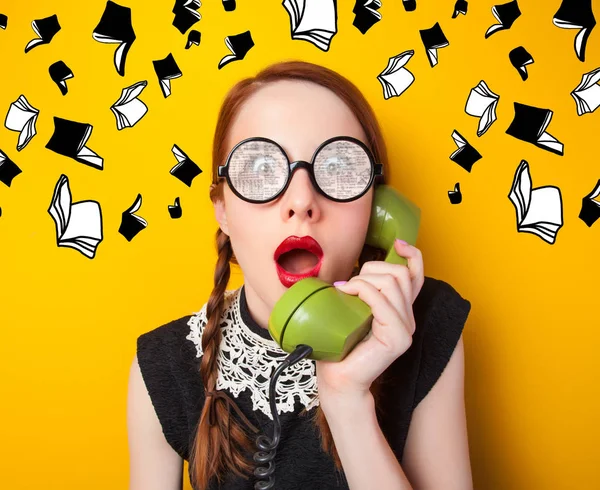 Menina ruiva com telefone verde — Fotografia de Stock