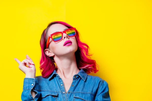 Menina de cabelo rosa nova na camisa azul e óculos de arco-íris — Fotografia de Stock