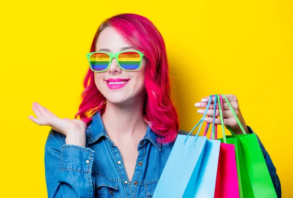 Chica sosteniendo un color bolsas de compras —  Fotos de Stock