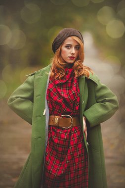 Şapkanı ve paltonu açık adlı genç Kızıl saçlı kız