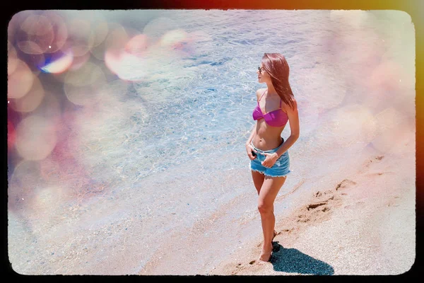 Junges schönes Mädchen im Bikini am Strand — Stockfoto