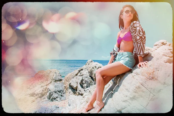 Молодая красивая девушка в бикини на пляже — стоковое фото