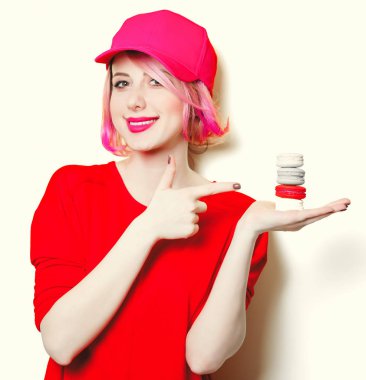 Bademli kurabiye olan kadın