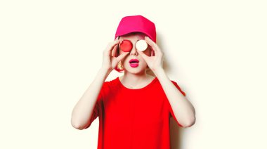 Bademli kurabiye olan kadın