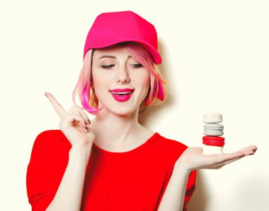 Bademli kurabiye olan kadın