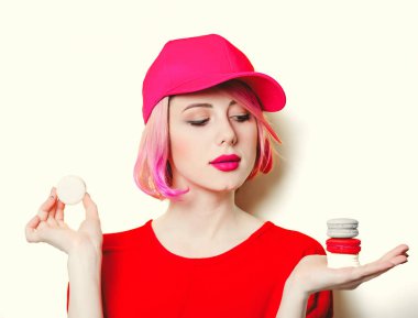 Bademli kurabiye olan kadın