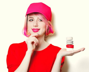 Bademli kurabiye olan kadın