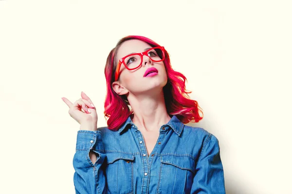 Chica en camisa azul y gafas rojas — Foto de Stock