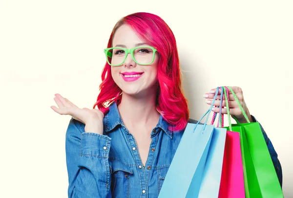 Girl gazdaság egy színes bevásárló táskák — Stock Fotó