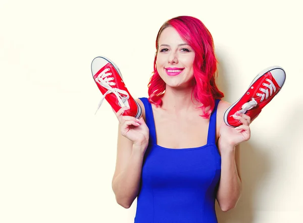 Menina em vestido azul com gumshoes — Fotografia de Stock