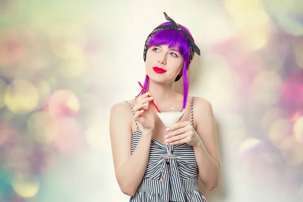 レモネードのカクテルを保持している紫の髪の少女 — ストック写真