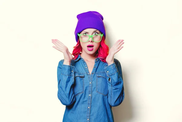 穿蓝衬衫的女孩, 紫色的帽子和绿色的眼镜 — 图库照片