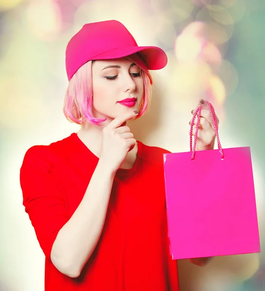 Giovane donna con shopping bag — Foto Stock