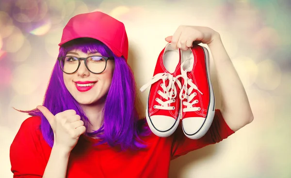 Giovane donna con scarpe da ginnastica — Foto Stock