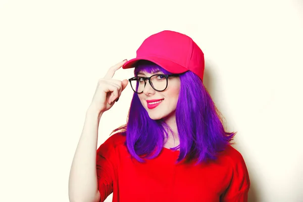 Mujer joven en gorra y gafas — Foto de Stock