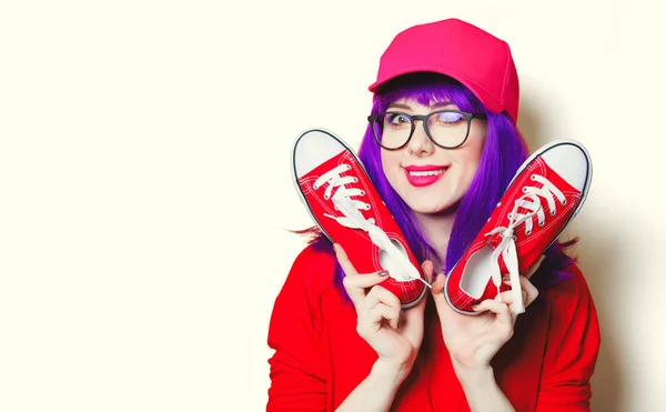 Mujer joven con zapatos de goma —  Fotos de Stock