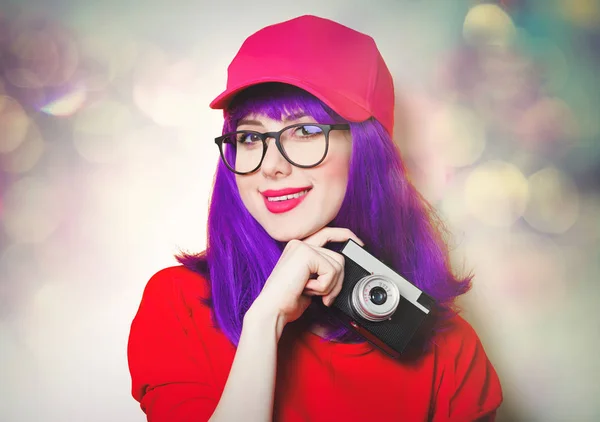 Jonge vrouw met retro camera — Stockfoto