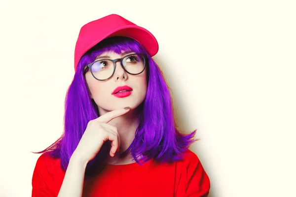 Mujer joven en gorra y gafas —  Fotos de Stock