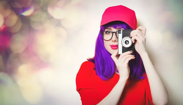 Jonge vrouw met retro camera — Stockfoto