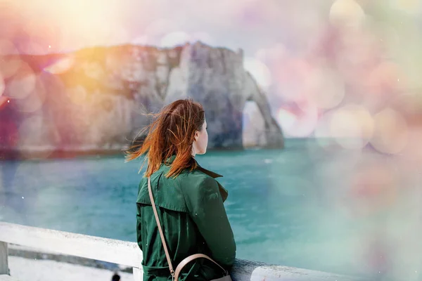 Deniz ve kayalıklarla arka plan üzerinde genç kadın — Stok fotoğraf