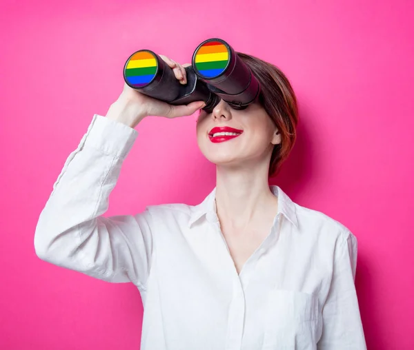 Rossa donna d'affari con binocolo arcobaleno — Foto Stock