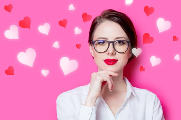 Pelirroja mujer de negocios con corazones abstractos —  Fotos de Stock