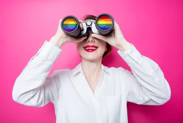 Pelirroja mujer de negocios con prismáticos arco iris —  Fotos de Stock