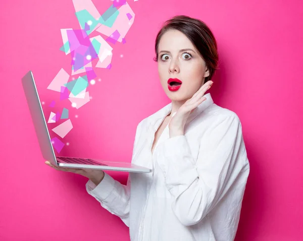 Redhead zakenvrouw met laptop — Stockfoto