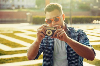 Kameraya açık olan genç adam