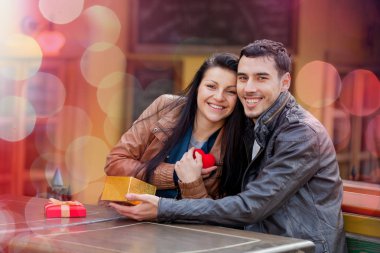 Genç adam bir genç kız olarak bir hediye vermek