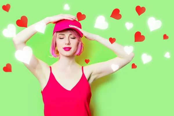 Sonriente joven en gorra con corazones —  Fotos de Stock