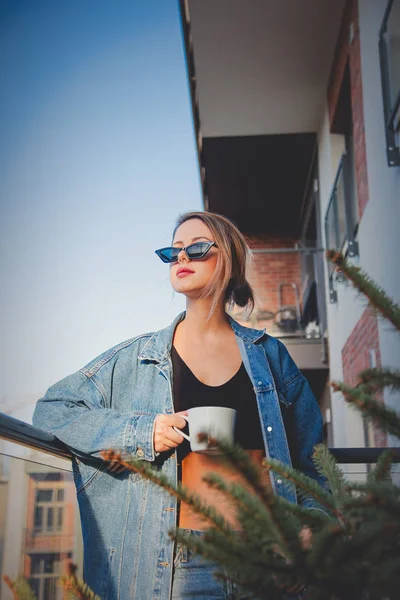 Mädchen in Jeanskleidung und Tasse Kaffee — Stockfoto