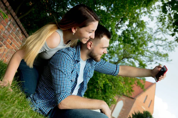 Young white couple have a fun with vintage camera — Stock Photo, Image