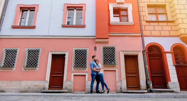 Young couple kissing on the street — Stock Photo, Image