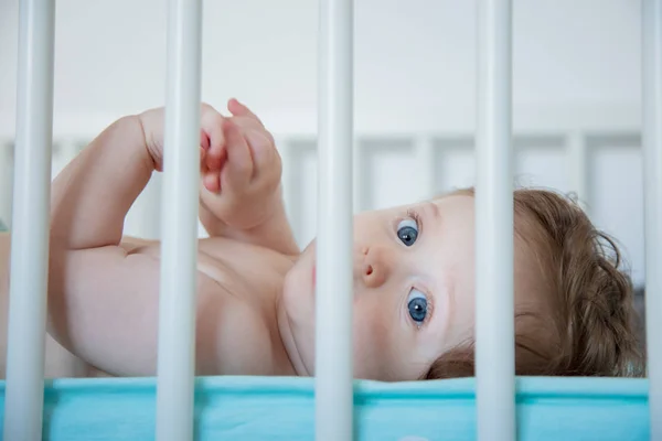 Pequeño bebé acostado en una cama en casa —  Fotos de Stock