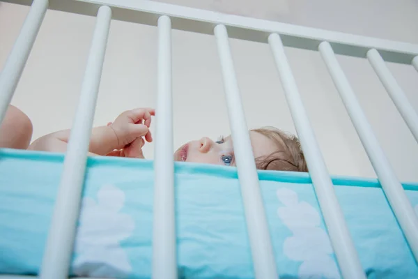 Küçük Bebek Evde Bir Yatakta Yatarken Görüntü Ile Doğal Lite — Stok fotoğraf
