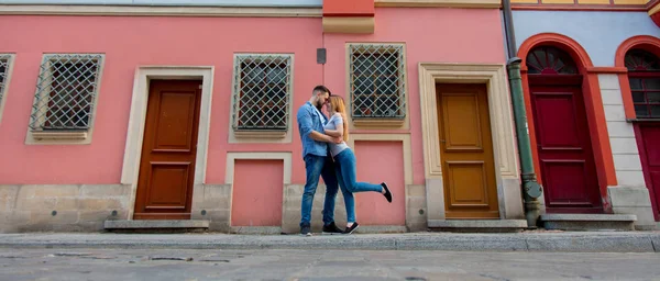 Jeune couple embrasser dans la rue — Photo