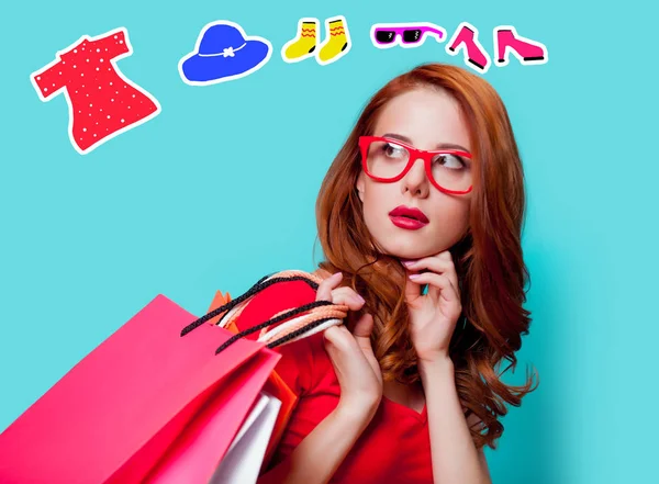 Redhead dziewczyna w okulary z torby na zakupy — Zdjęcie stockowe