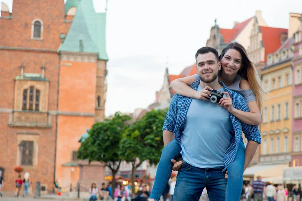 Pareja joven ahorcada en la calle —  Fotos de Stock