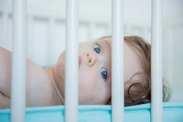 Pequeño bebé acostado en una cama en casa —  Fotos de Stock