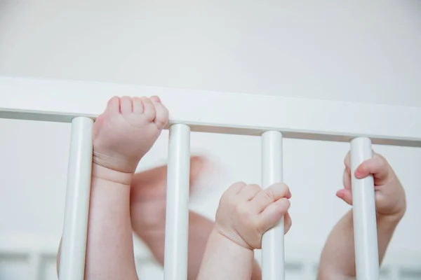 Manos de niño sosteniendo un pasamanos —  Fotos de Stock