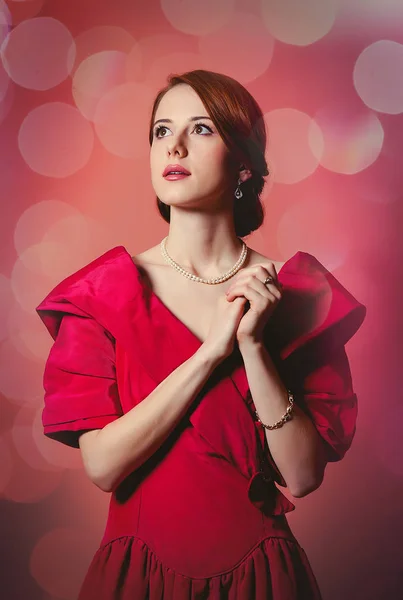 Unga rödhårig kvinna i röd viktorianska epok kläder — Stockfoto