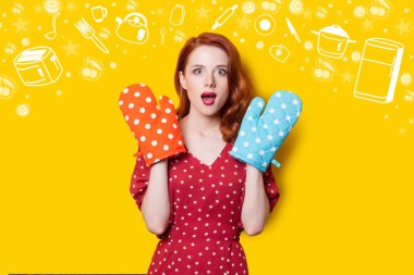 mittens ve çizilmiş mutfak eşyaları ile kız