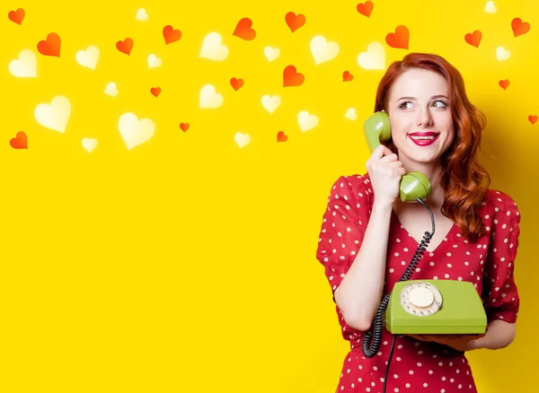 Ragazza in abito rosso con quadrante verde telefono e cuori — Foto Stock