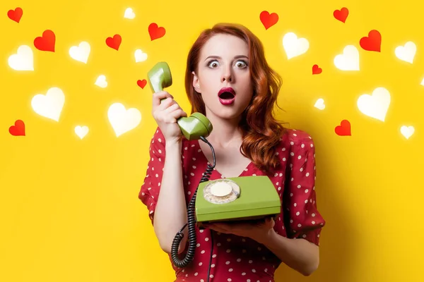 Menina em vestido vermelho com telefone mostrador verde e corações — Fotografia de Stock